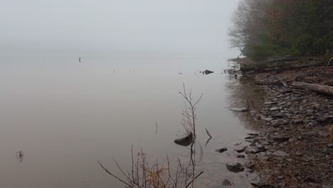 Nebliger,-Schöner,-Geheimnisvoller-Früher-Frühlingstag-An-Einem-Unberührten-Bergsee