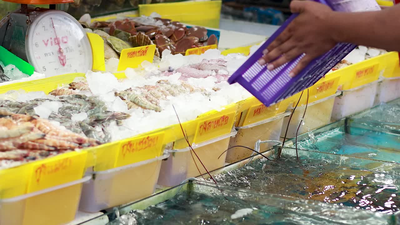 el hielo se extiende sobre los mariscos en el mercado