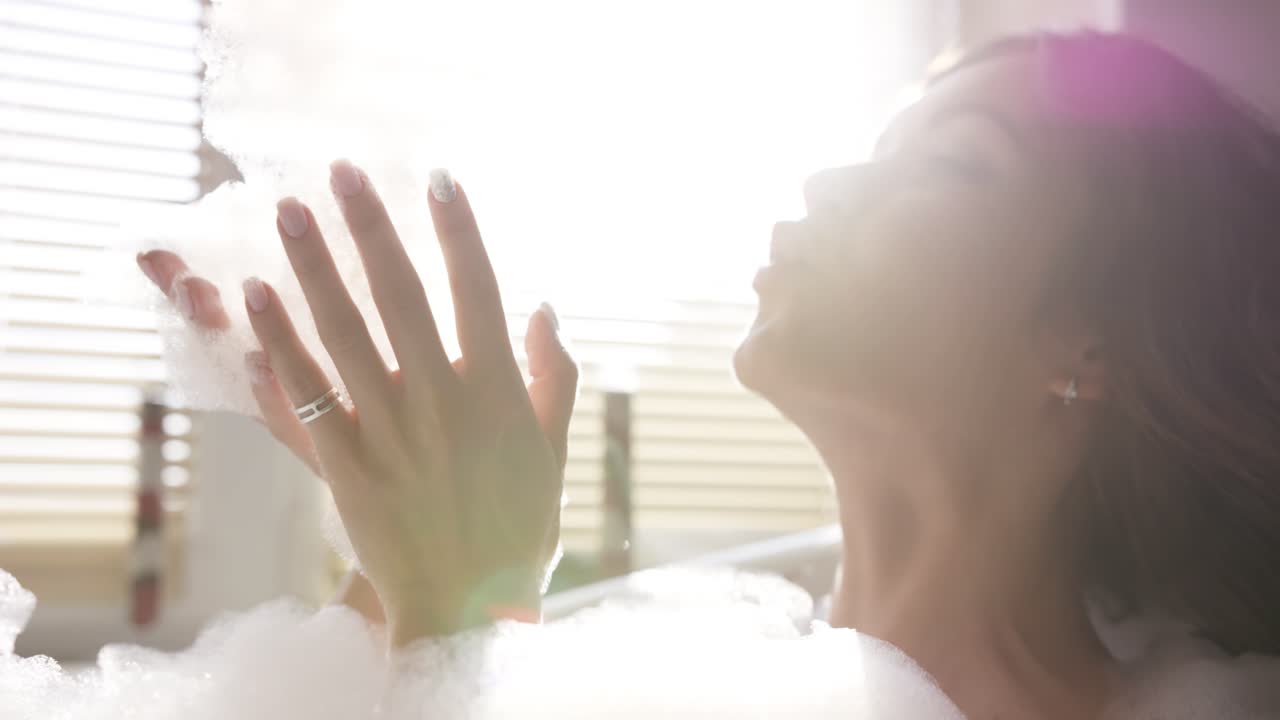 거품 목욕 을 즐기는 여자