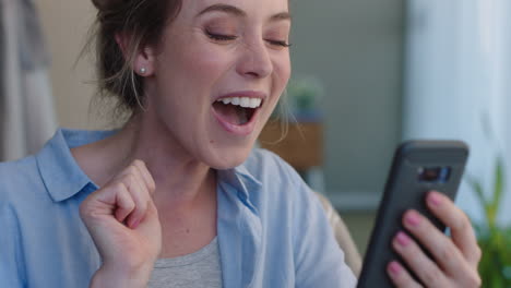 mujer feliz hablando por video usando un teléfono inteligente saludando a su bebé sonriendo disfrutando de hablar por teléfono móvil en casa