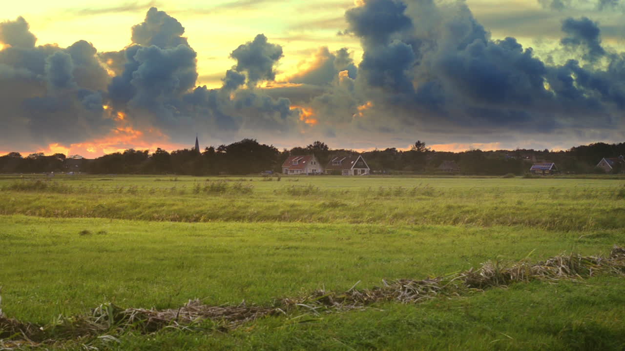 Dramatisk himmel over et landlig jordbrukslandskap