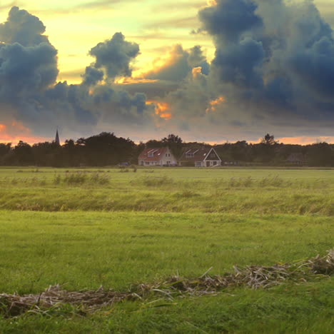 Cielos-Dramáticos-Sobre-Tierras-De-Cultivo-Rurales