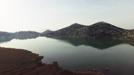 Vuelo-Sobre-El-área-Agrícola-En-El-Delta-Del-Río-Neretva-En-Croacia