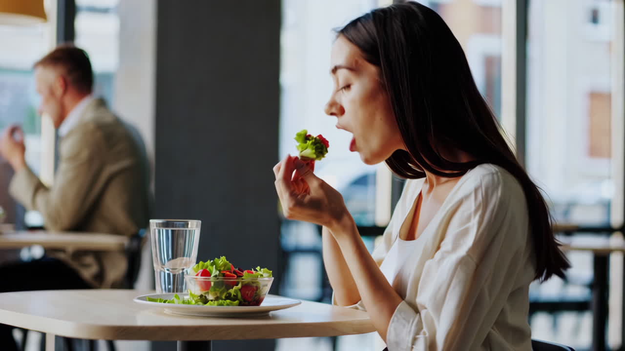 mujer comiendo ensalada en un café