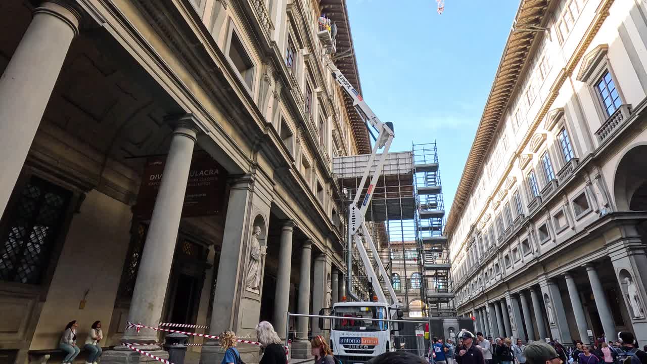 이탈리아 피렌체 의 건설 현장 에서 보행자 들 이 고 있다