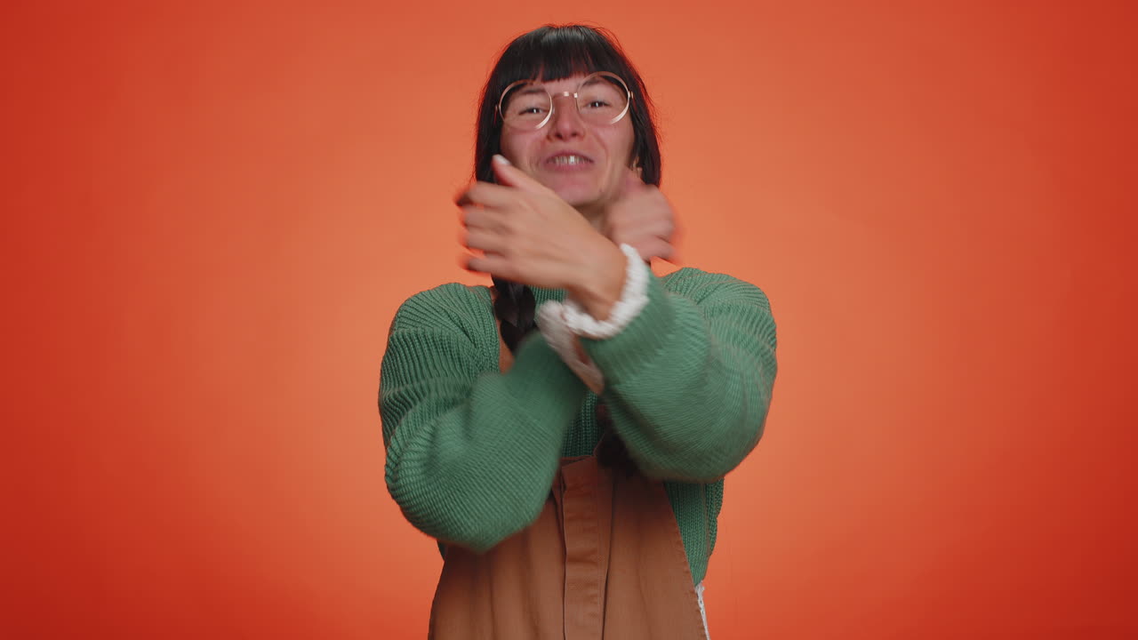 la mujer hipster levanta el pulgar está de acuerdo o da una respuesta positiva recomienda el anuncio le gusta bien