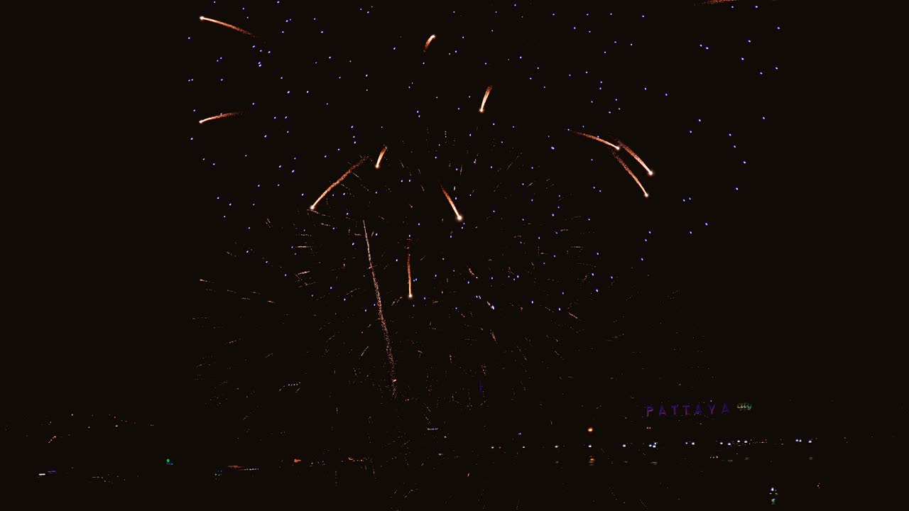 4k. hermosos fuegos artificiales coloridos exhibición brillante en el fondo de bucle nocturno, espectáculo de fuegos artificials brillantes, celebración de fuegos artificiales de la víspera de año nuevo