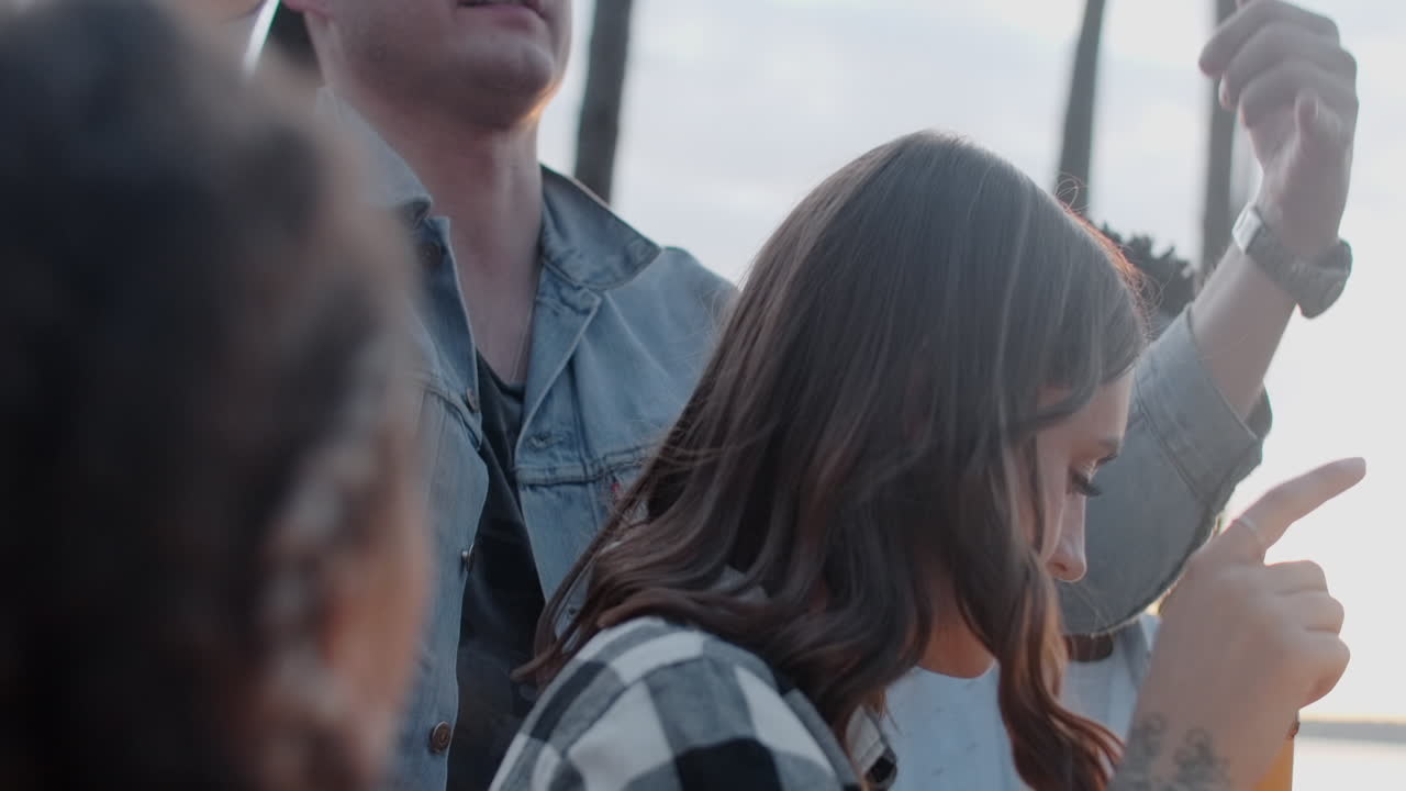 친구 들 이 호수  에서 일몰 을 즐기고 있다