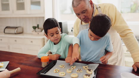 Hornear,-Galletas-Y-Abuelo-Con-Niños