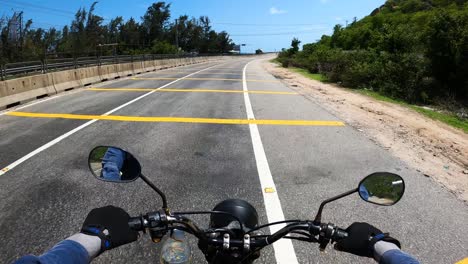 Andar-En-Bicicleta-Sobre-Líneas-Amarillas-En-El-Sur-De-Vietnam,-Tiro-Pov