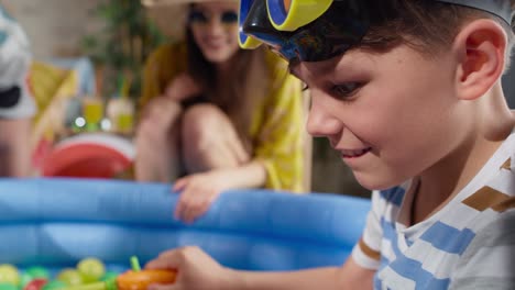 video de la familia divirtiéndose mientras están de vacaciones en casa