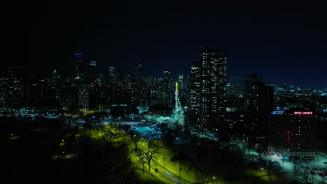 Hiperlapso-Nocturno-De-Chicago-Con-Bandera-De-Ucrania-En-Edificios