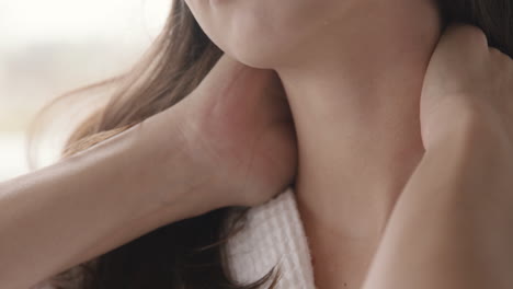 목에 통증이 있는 가운을 입은 알아볼 수 없는 여성의 클로즈업