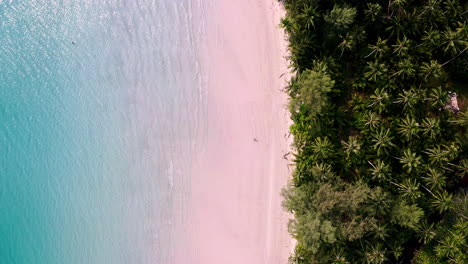 Ruhiger-Sandstrand-Von-Koh-Kood-Mit-Palmen,-Die-Von-Azurblauen-Meereswellen-Umspült-Werden