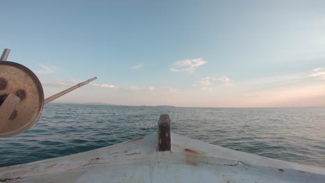 punto de vista desde el interior de un barco de pesca de vela