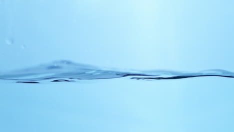 Vista-Macro-De-Dinámica-De-Fluidos-De-Gotas-De-Agua-Dulce-En-Movimiento-Sinfonía-De-La-Naturaleza-Efecto-De-Ondulación-Del-Agua-En-Cámara-Lenta-En-Tono-Azul