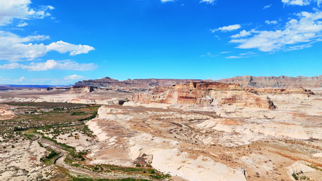 Panorama mozzafiato del deserto arido nella Glen Canyon National Recreation Area, Utah, USA. Volando più vicino agli splendidi canyon illuminati dal sole cocente