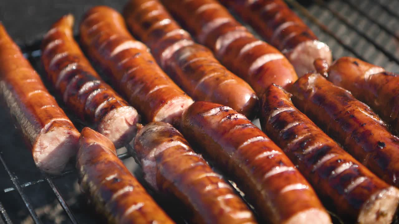 asar sabrosas salchichas a la parrilla