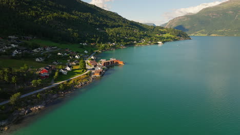 Pueblo-Pesquero-De-Lustre-A-Lo-Largo-De-Lustrafjorden-En-La-Costa-Oeste,-Noruega