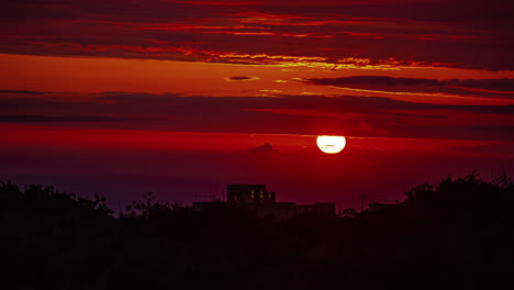 Brillante-Puesta-De-Sol-Cinematográfica-Sobre-La-Silueta-De-Los-Edificios-Malteses,-Vista-De-Lapso-De-Tiempo