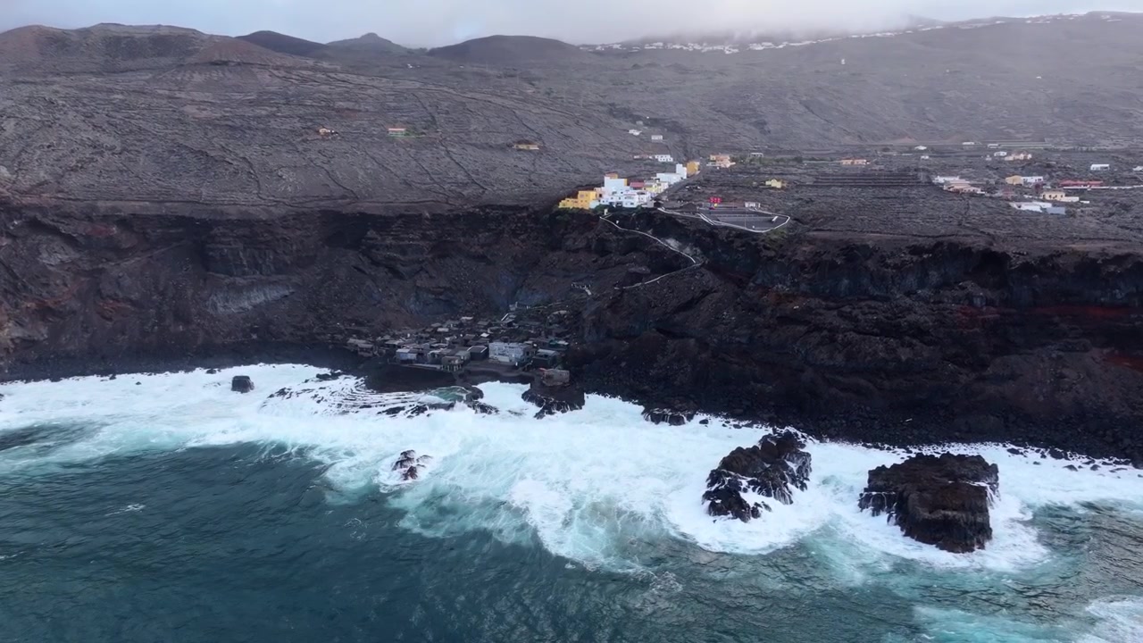 Acantilados volcánicos y olas del océano a lo largo del Pozo de las Calcosas en las Islas Canarias