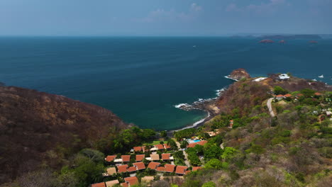 vista aérea de las casas de vacaciones en el océano en el soleado guanacaste, costa rica