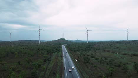 Windmühle-Windturbinengenerator-Saubere-Erneuerbare-Grüne-Energie-Mit-Autobahn--Und-Elektroauto-Luftaufnahme