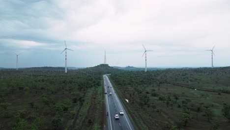 Molino-De-Viento-Generador-De-Turbina-Eólica-Energía-Verde-Renovable-Limpia-Con-Vista-Aérea-De-Conducción-De-Automóviles-Eléctricos-Y-Autopistas