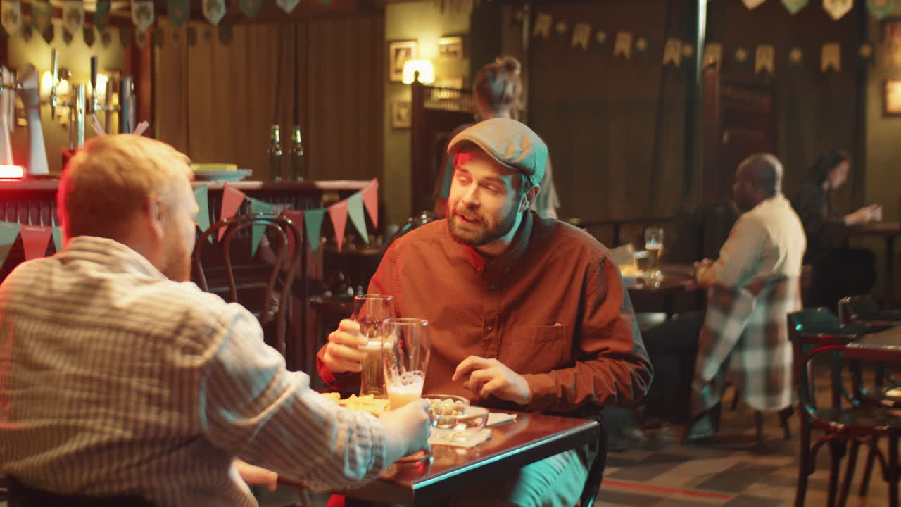 맥주 를 마시고 좋은 대화 를 즐기는 것