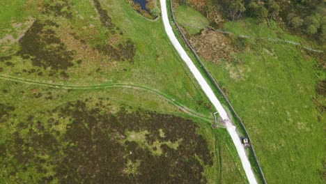 Eine-Einsame-Straße-Windet-Sich-Vom-Unteren-Ende-Des-Bildes-Bis-Zum-Oberen-Und-Teilt-Es