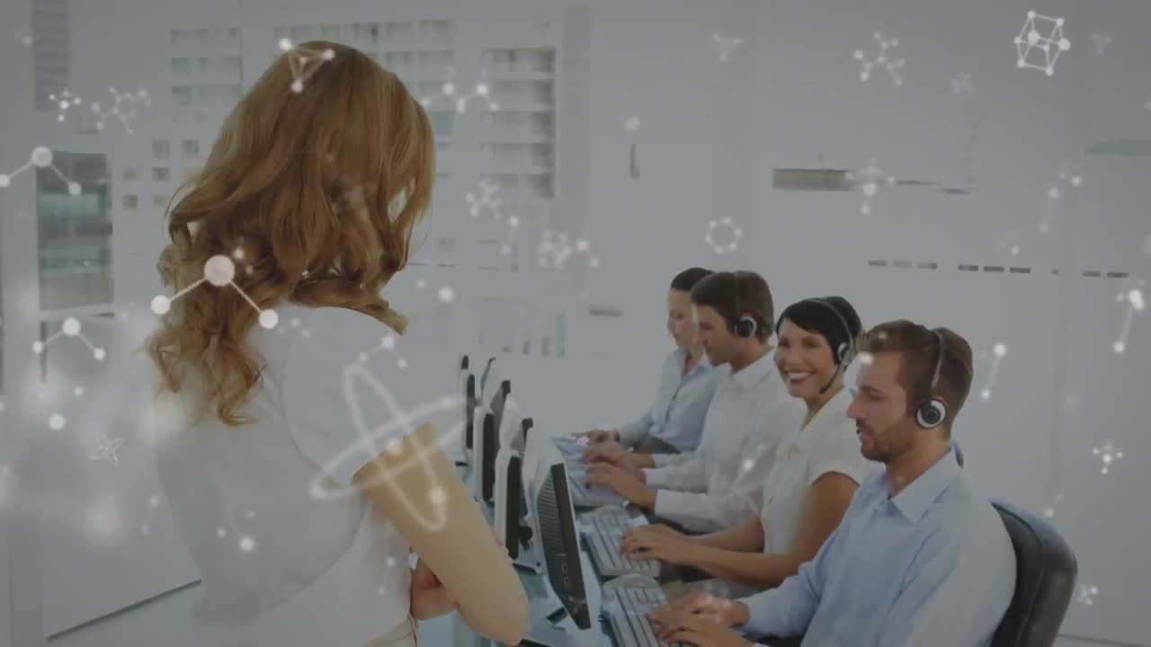 animación de moléculas en movimiento sobre personas de negocios que usan auriculares de teléfono
