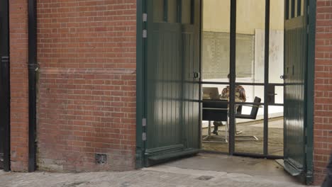 Hombre-Trabajando-En-Un-Edificio-De-Oficinas-En-Bourdon-Street-Mayfair-De-Londres