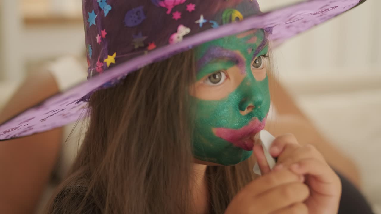 madre embarazada relajándose con su hija en disfraz de bruja