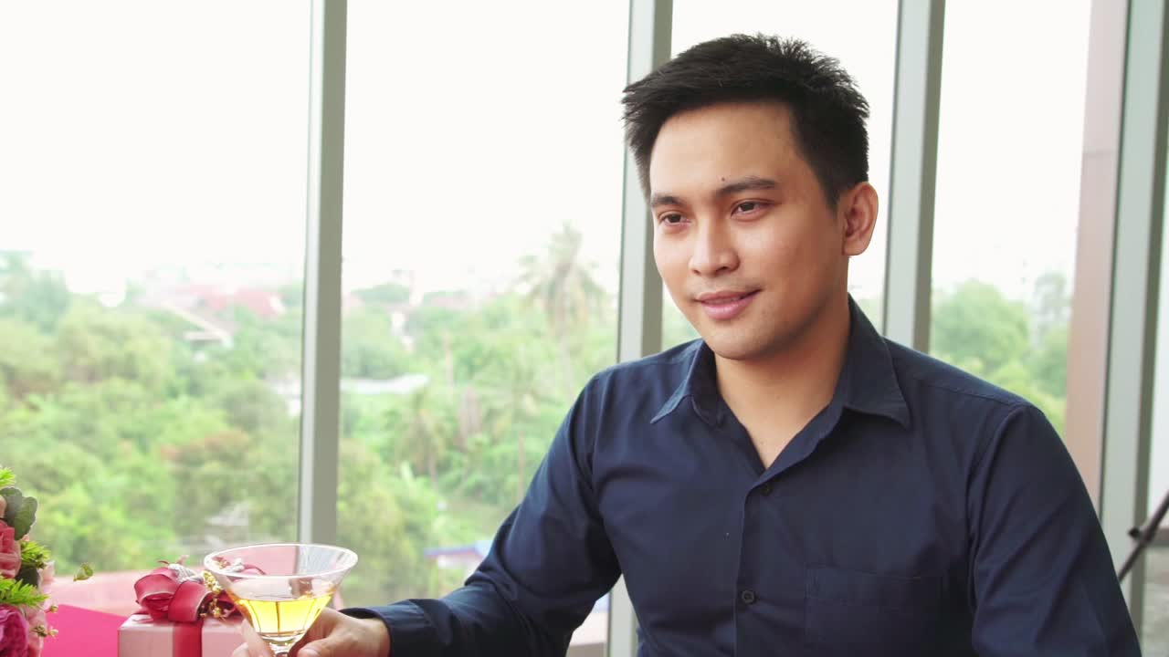 pareja romántica feliz almorzando en un restaurante