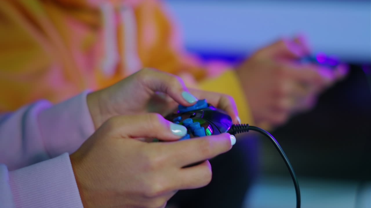 Dos amigos jugando a videojuegos.