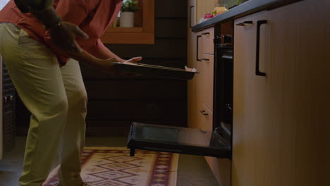 mujer cocinando en la cocina