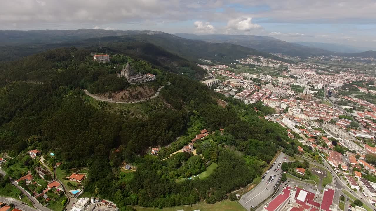 포르투갈 비아나 도 카스텔로 (viana do castelo) 의 산꼭대기 에 있는 성당 인 산투아리오 데 산타 루지아 (santuário de santa luzia) 의 공중 사진
