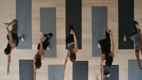 Vista-Superior-Clase-De-Yoga-Mujeres-Multirraciales-Practicando-La-Pose-Del-Señor-De-La-Danza-Disfrutando-De-Un-Estilo-De-Vida-Saludable-Haciendo-Ejercicio-En-El-Gimnasio