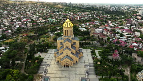 iglesia ortodoxa georgiana, catedral de la santa trinidad de tbilisi durante el amanecer en georgia