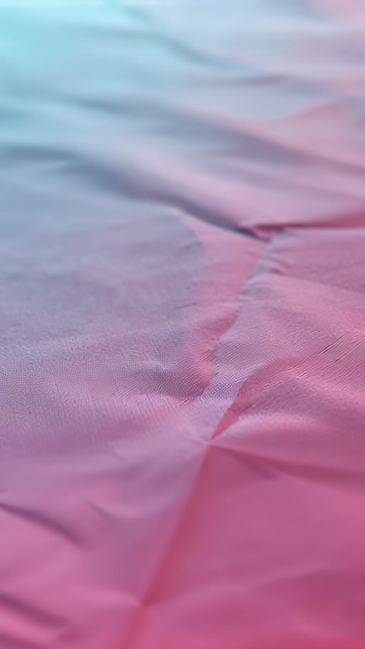 Video verticale: obiettivo panoramico che rivela un tessuto blu-rosa stropicciato sul letto, con piega e strappo obliqui