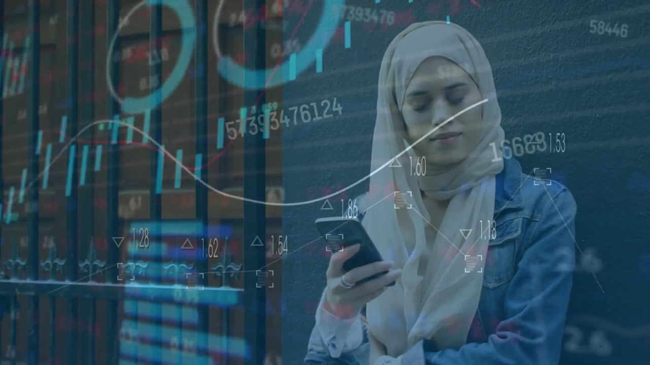Animazione di elaborazione di dati statistici e di mercato azionario su una donna birazziale con hijab che usa lo smartphone