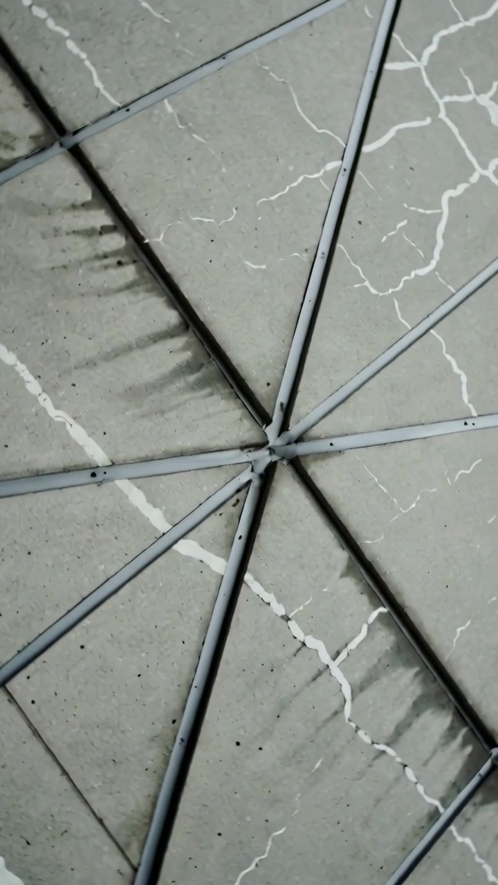 Video verticale: La telecamera si inclina per rivelare il mozzo centrale e le nervature sotto i pannelli del soffitto, con sigillante.