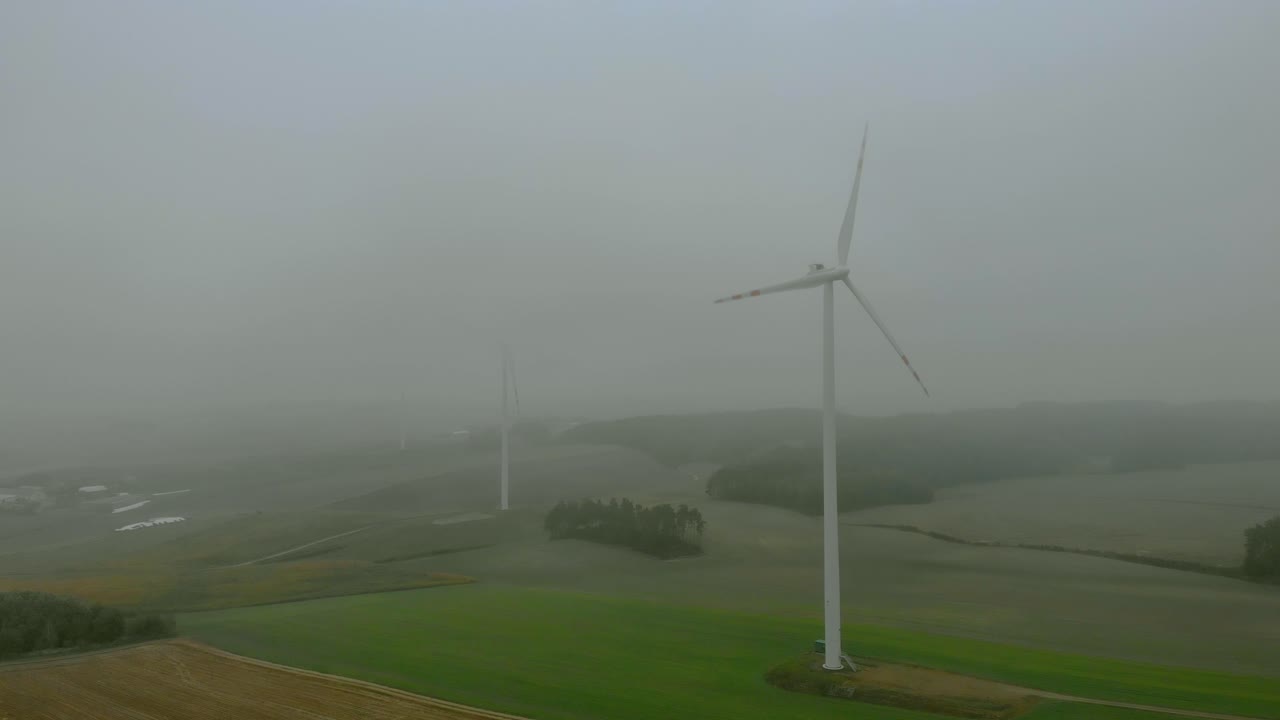 풍력 발전소, 안개 속의 풍차, 주변의 회색 풍경, 탁 트인 들판의 재생 에너지, 자연 경관 아래, 녹색 에너지가 중요합니다.