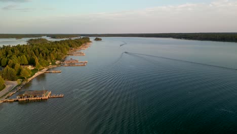 Aerial-view-of-boats-on-lake-huron-in-hessel-michigan,-les-cheneaux-islands