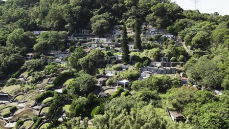 Toma-Aérea-De-Tumbas-En-Un-Cementerio-Chino-En-Una-Colina