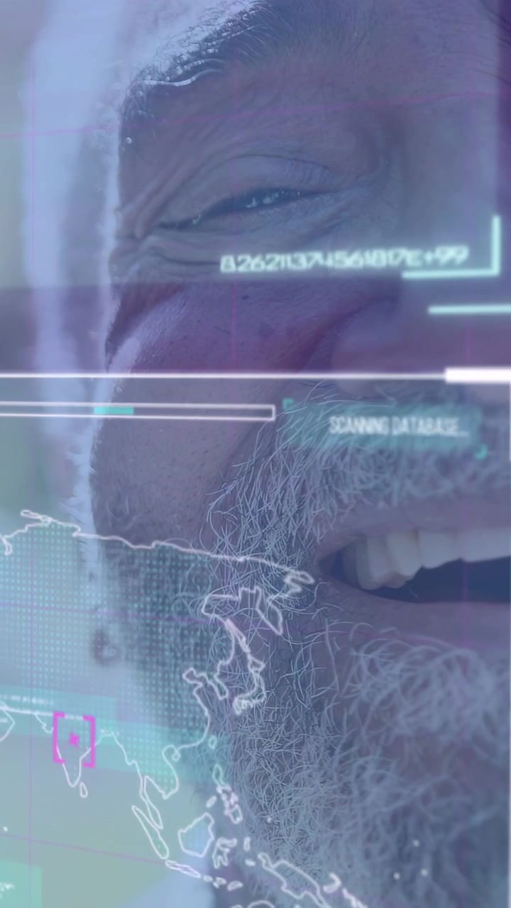 Video verticale: Uomo anziano che sorride mentre un overlay HUD scansiona un database con un indicatore tecnologico e una mappa.