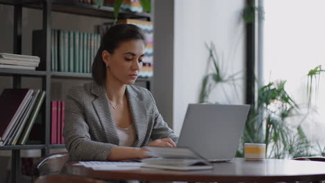 Frau,-Die-Von-Zu-Hause-Aus-Mit-Einem-Laptop-Arbeitet-Und-Gleichzeitig-Eine-SMS-Liest.-Frau,-Die-Laptop-Arbeitsstudie-Im-Büro-Verwendet.-Geschäftsfrau-Tippt-Laptop-Am-Arbeitsplatz-Frau-Arbeitet-Im-Heimbüro-Handtastatur.