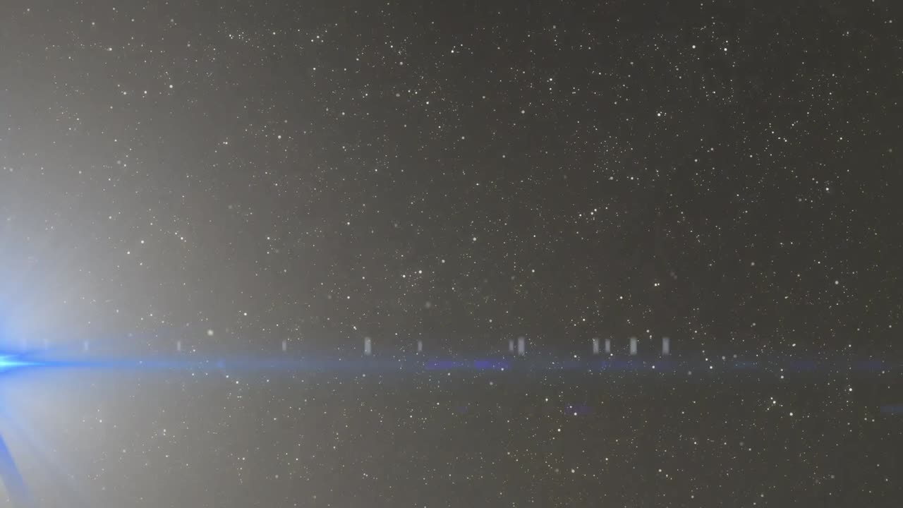 검은 바탕에 있는 빛의 흔적과 반점의 애니메이션