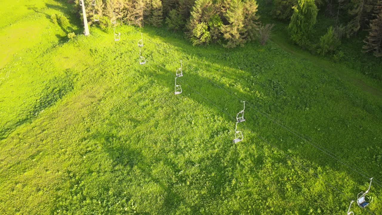 잔디와 산, 케이블카가 있는 풍경