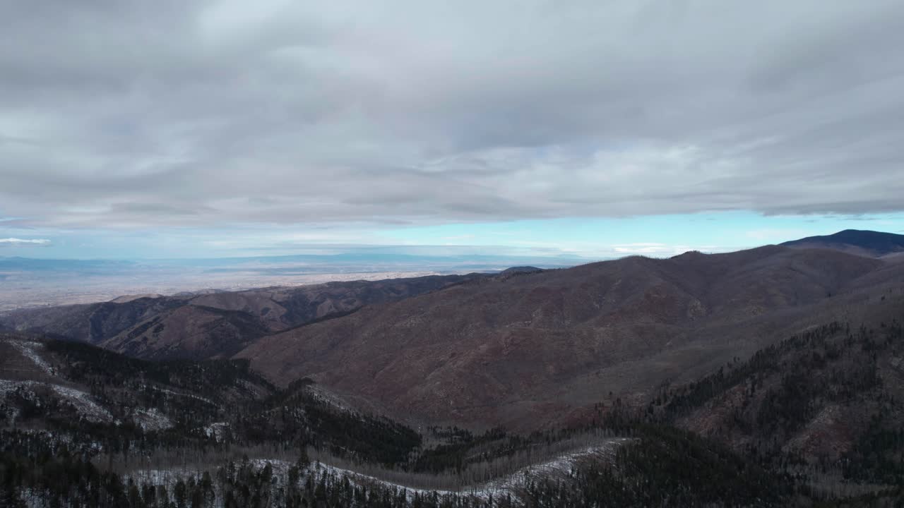 구름이 있는 계곡이 내려다보이는 숲 위 높은 드론 영상